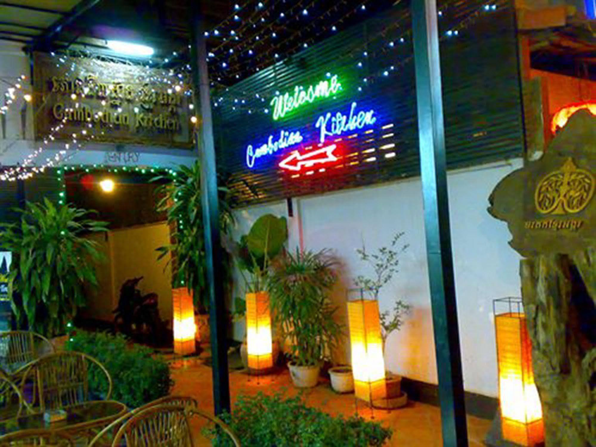 Route 66 Music Restaurant & Hostel シェムリアップ エクステリア 写真