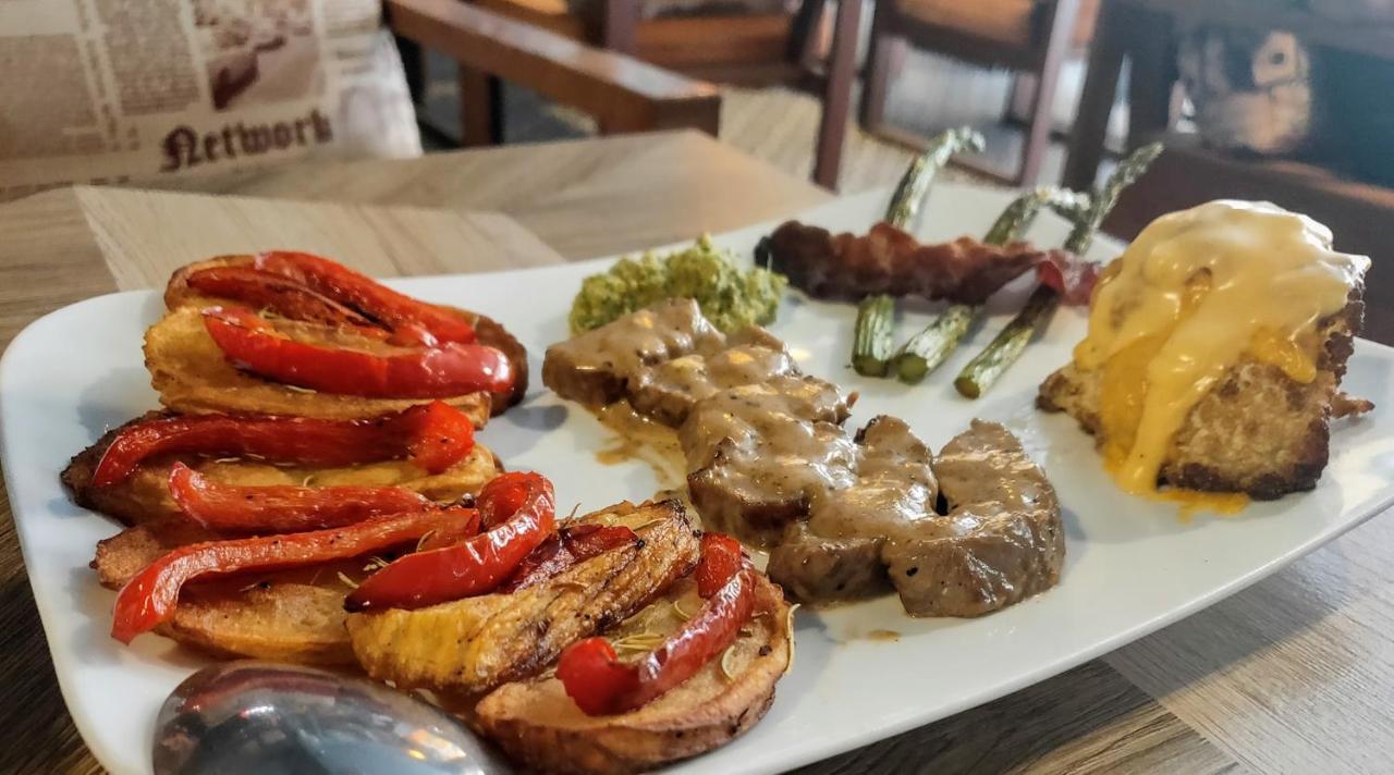 Route 66 Music Restaurant & Hostel シェムリアップ エクステリア 写真
