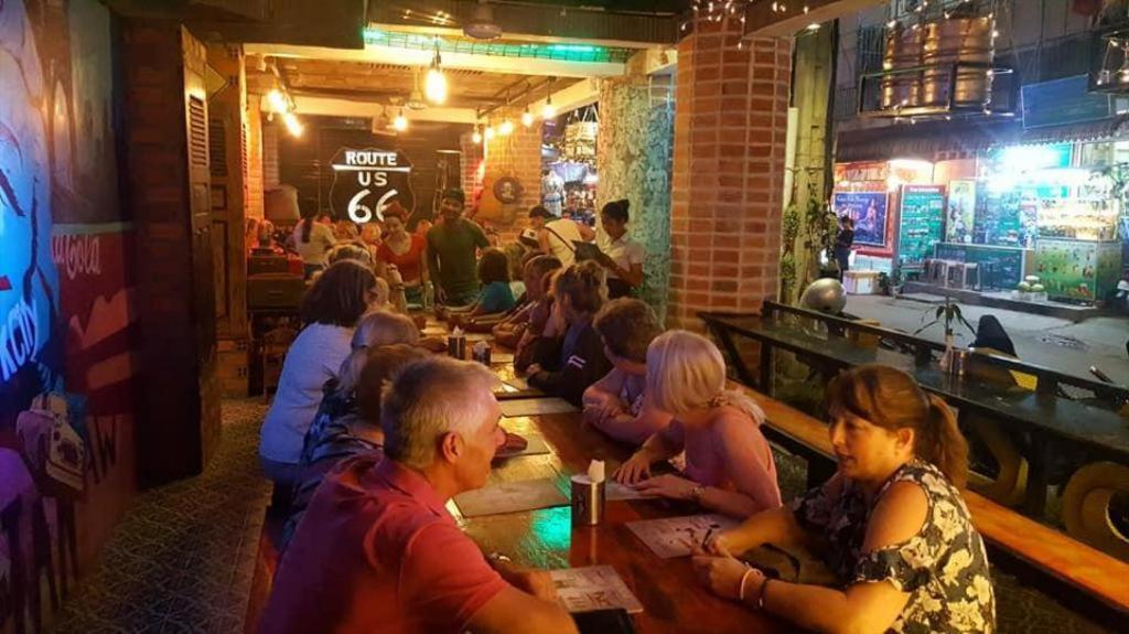 Route 66 Music Restaurant & Hostel シェムリアップ エクステリア 写真