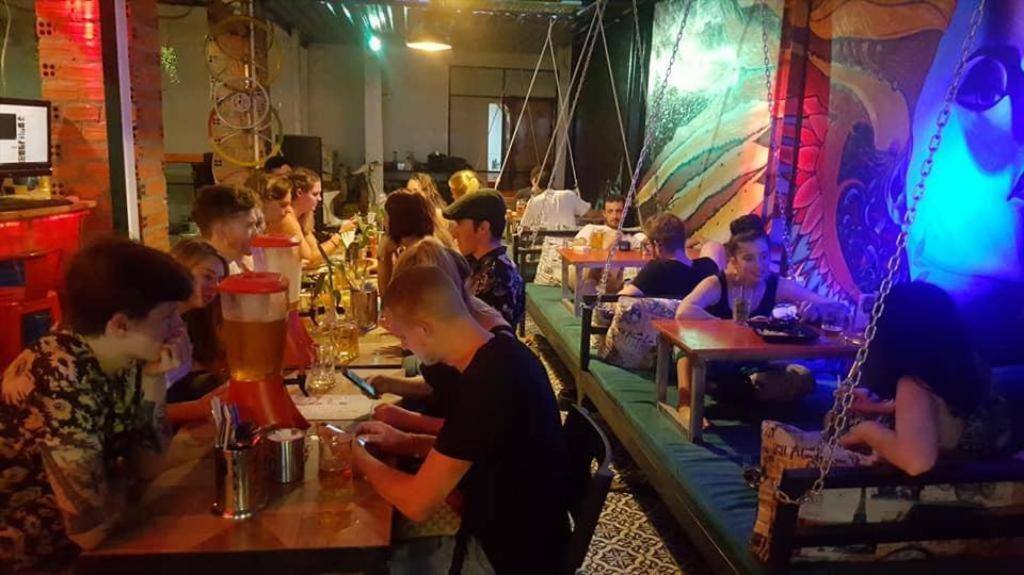 Route 66 Music Restaurant & Hostel シェムリアップ エクステリア 写真