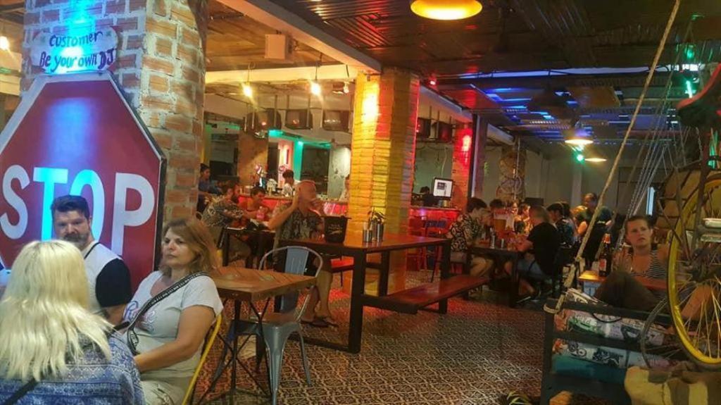 Route 66 Music Restaurant & Hostel シェムリアップ エクステリア 写真