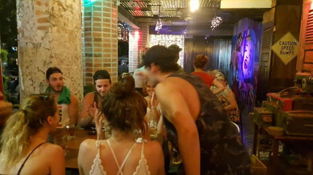Route 66 Music Restaurant & Hostel シェムリアップ エクステリア 写真