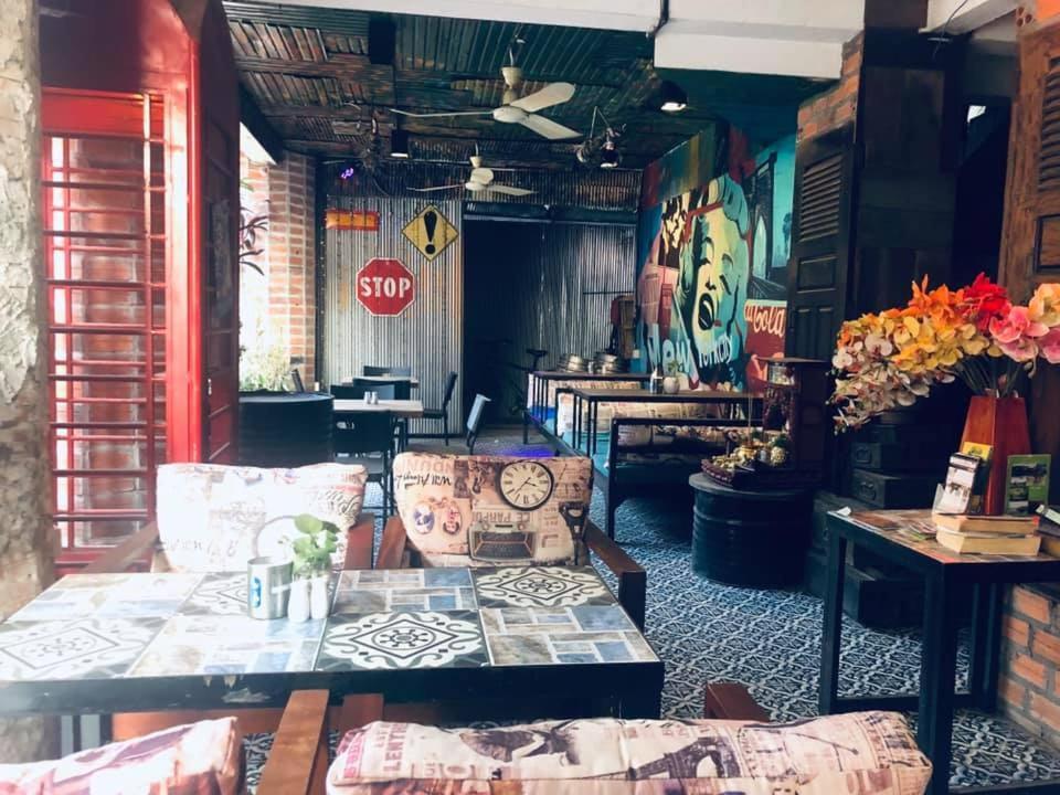 Route 66 Music Restaurant & Hostel シェムリアップ エクステリア 写真