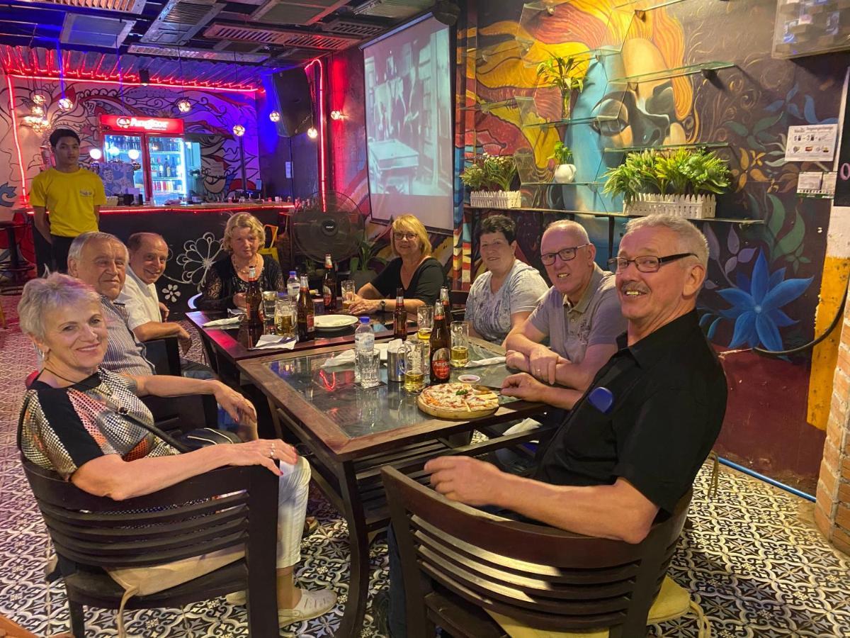 Route 66 Music Restaurant & Hostel シェムリアップ エクステリア 写真